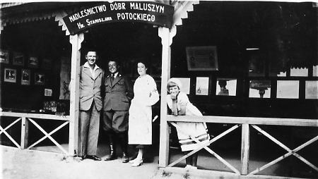 Zdjęcie z wystawy Praca i kultura wsi w Liskowie.3.VII.1937 r. Od lewej J. Popowicz i M. Lichosik